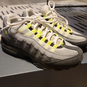 Nike Air Max 95- Green, white, grey, black (6Y)